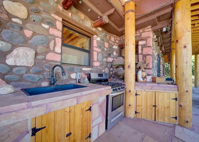 Group Retreat On Flower Farm Near Sedona Trails Holiday home